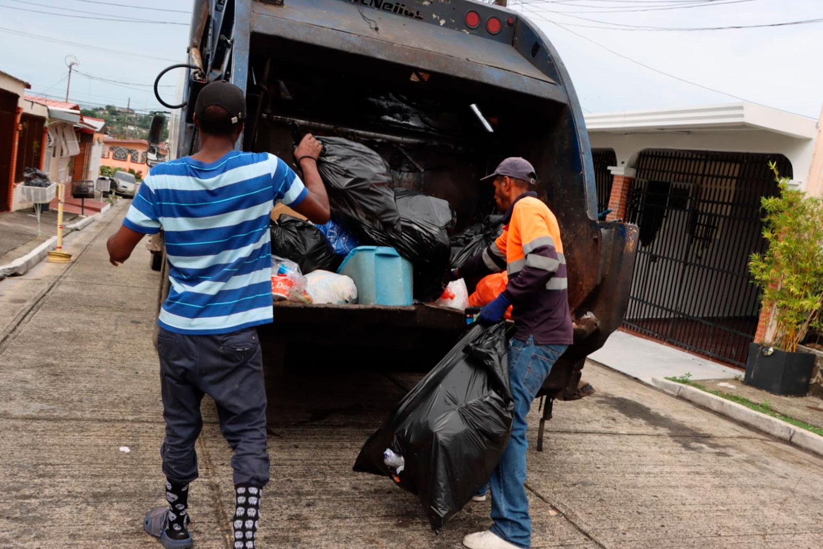 Recolección con camión compactador en el corregimiento José Domingo Espinar