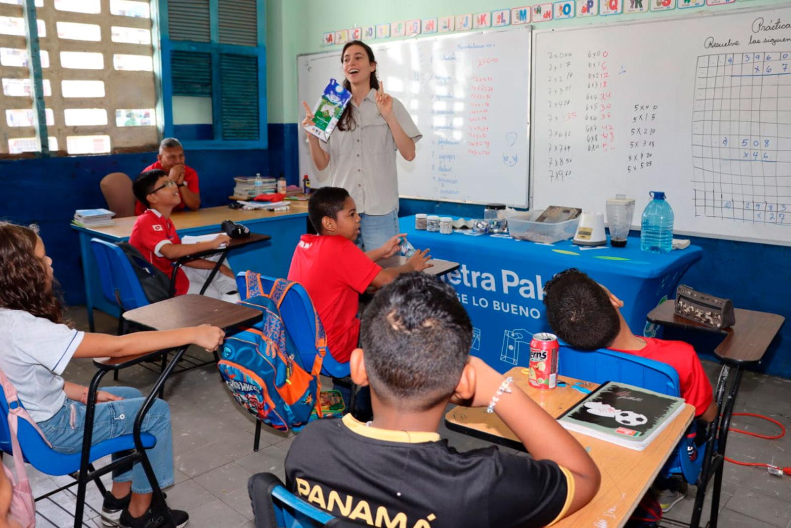 AAUD realiza talleres de reciclaje en centros educativos