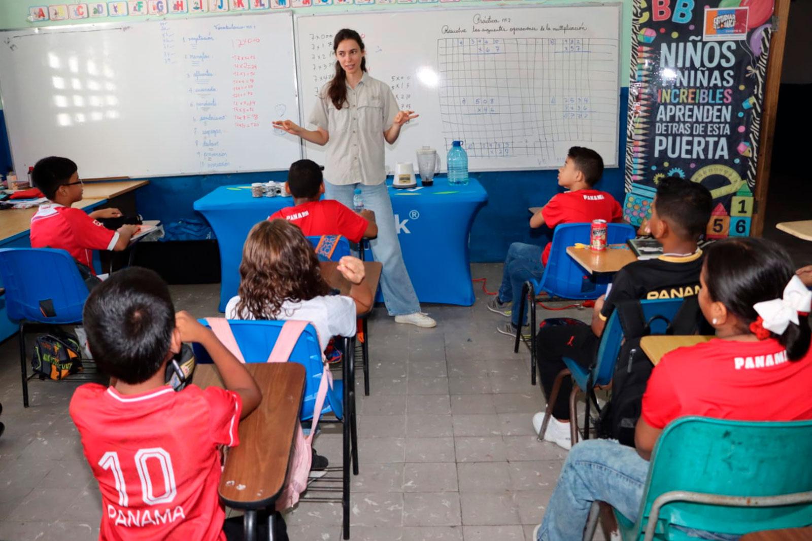 AAUD realiza talleres de reciclaje en centros educativos