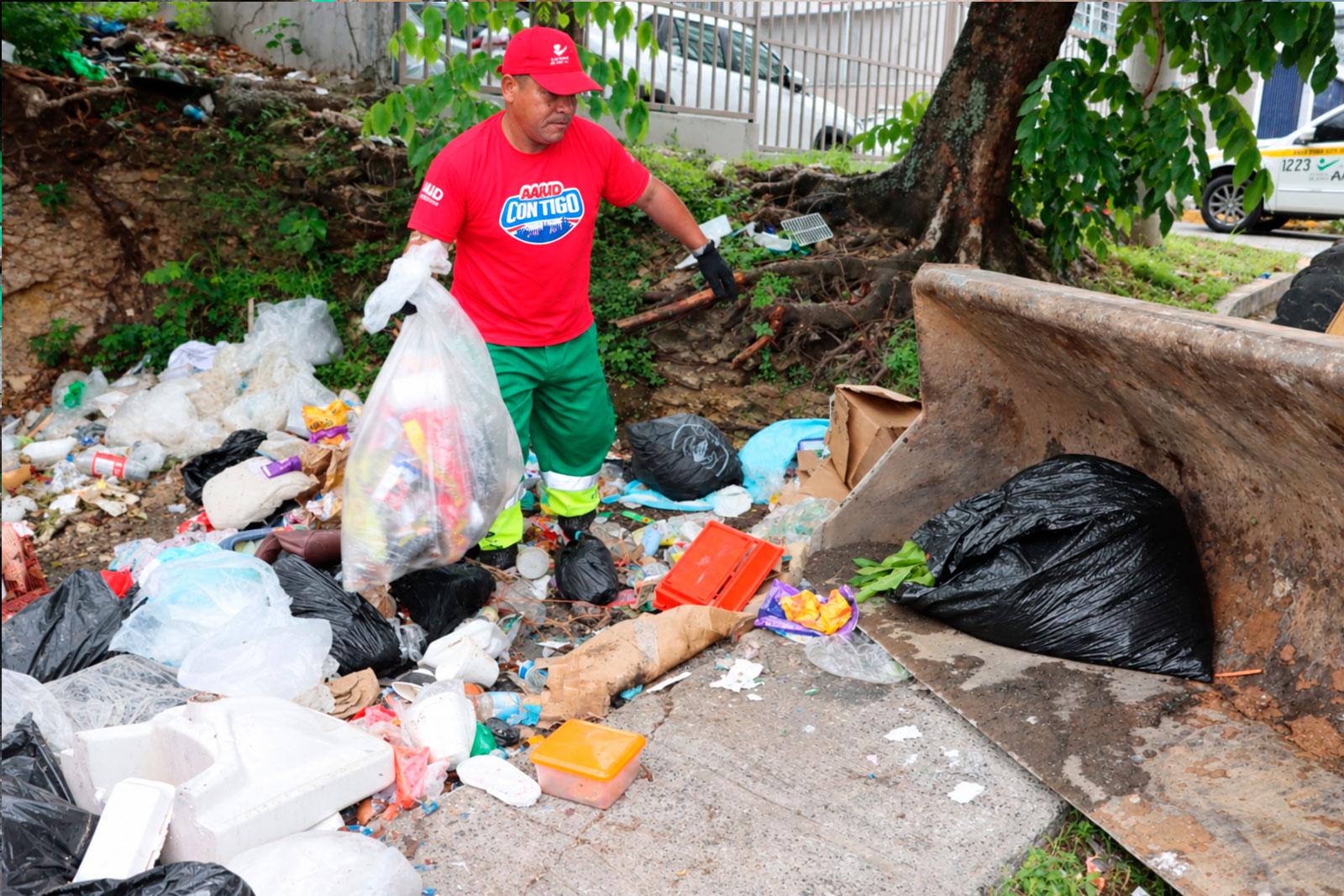 Limpieza en punto crítico en el corregimiento de Parque Lefevre