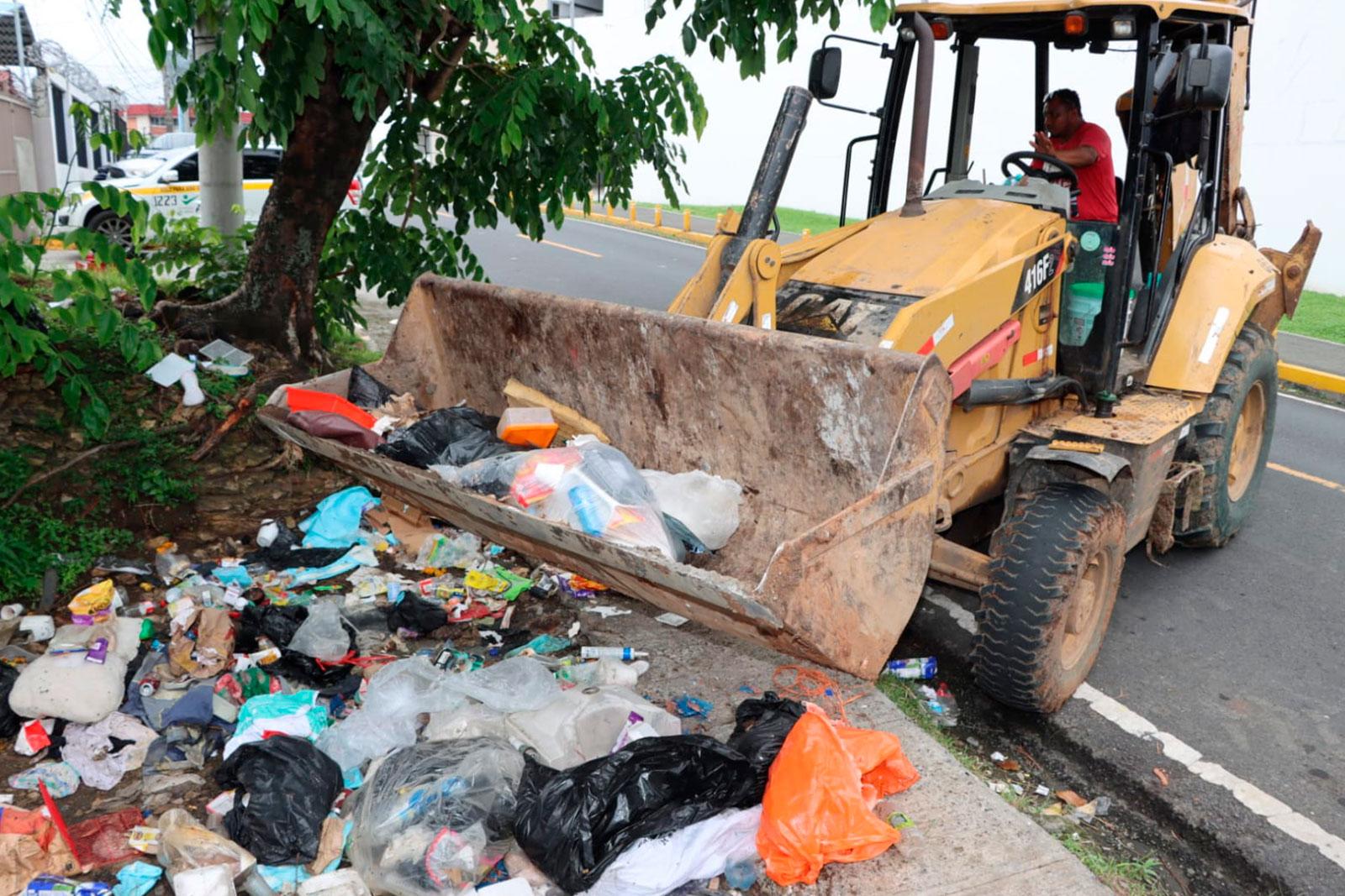 Limpieza en punto crítico en el corregimiento de Parque Lefevre