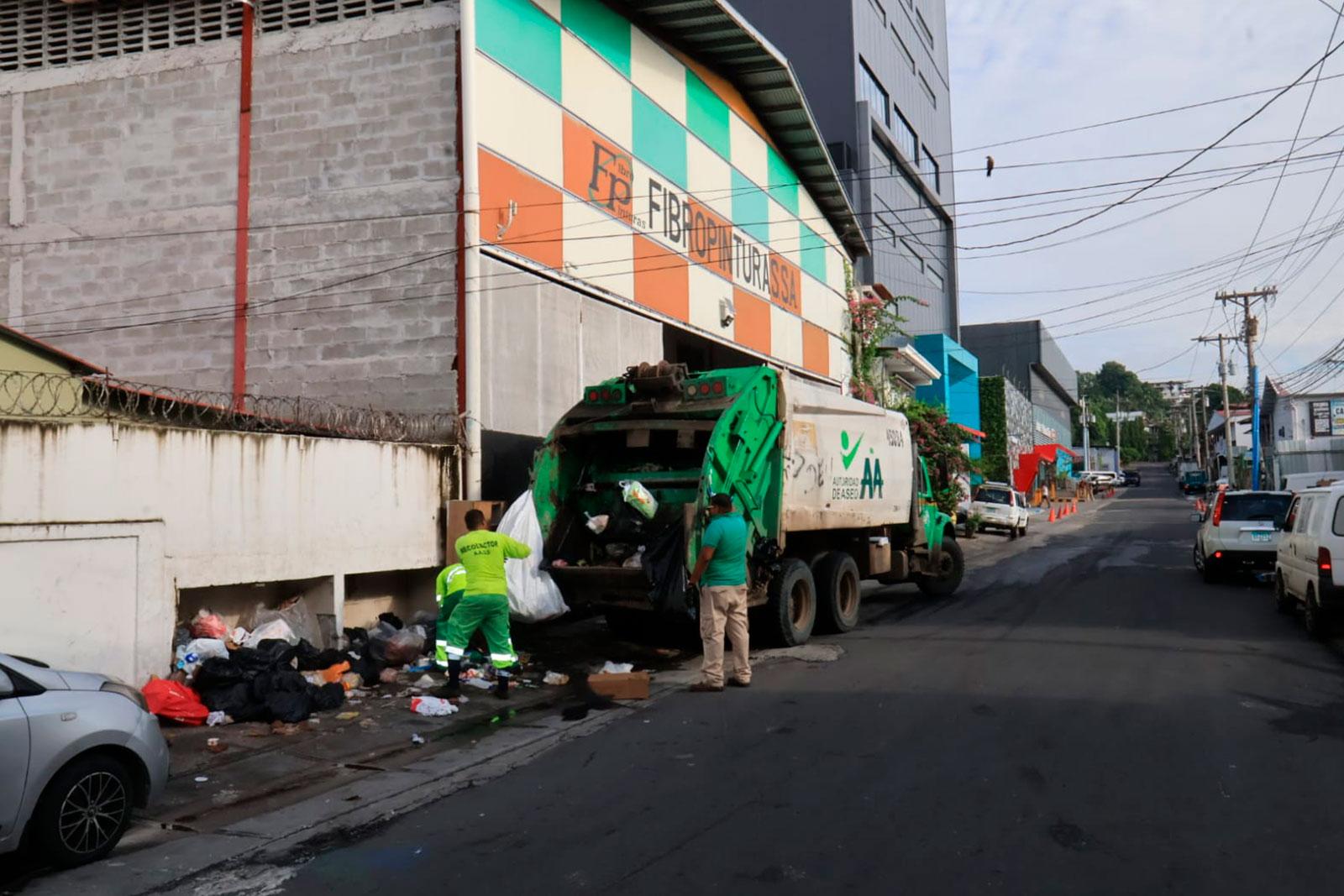 Recolección de desechos en Calle 5.ª, corregimiento de Río Abajo, mediante camión compactador.