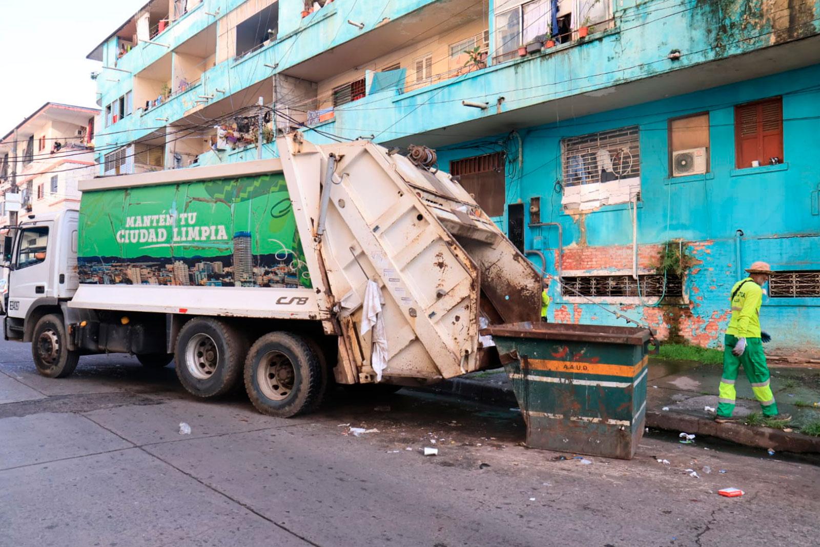 Recolección de desechos en Calle 26, corregimiento de Calidonia, con camión compactador.