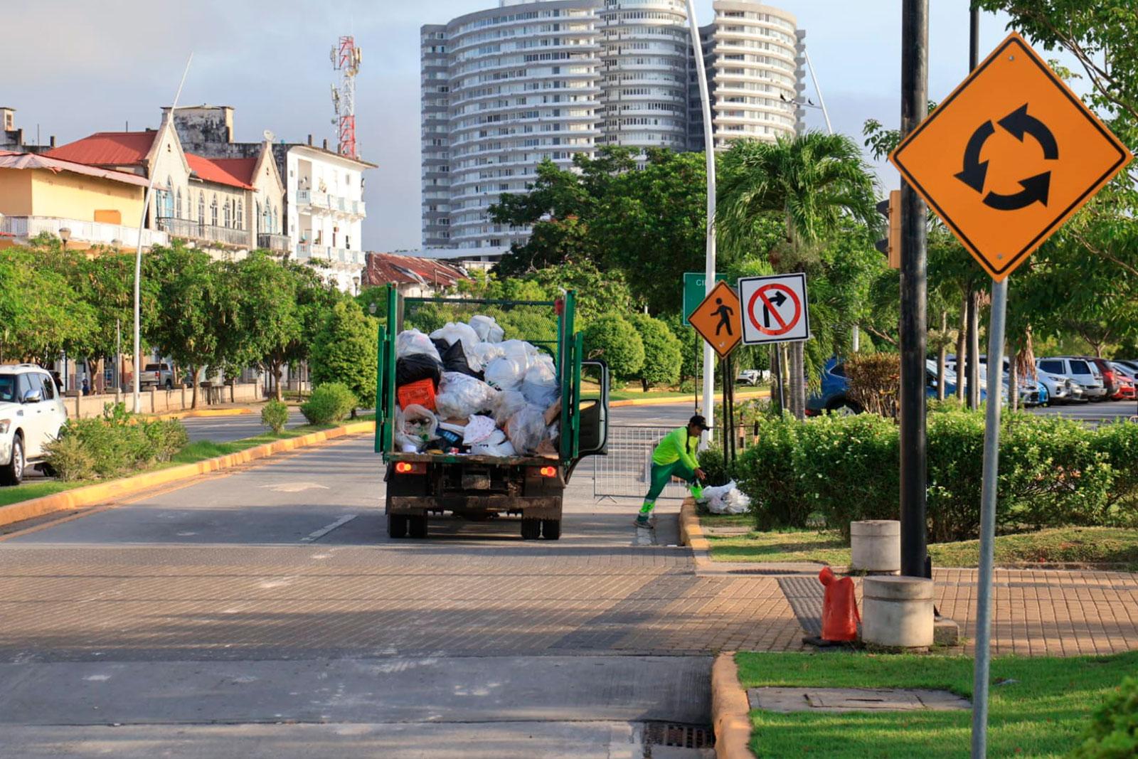 Camión rejilla en recolección de desechos en la Cinta Costera
