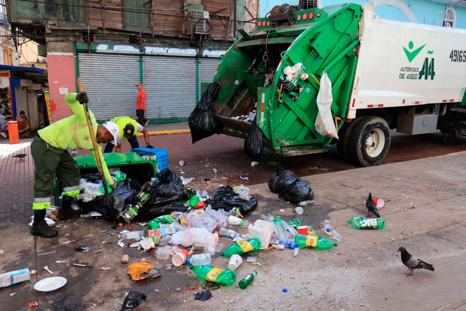 Recolección de desechos con camión compactador en la Peatonal, corregimiento de Santa Ana