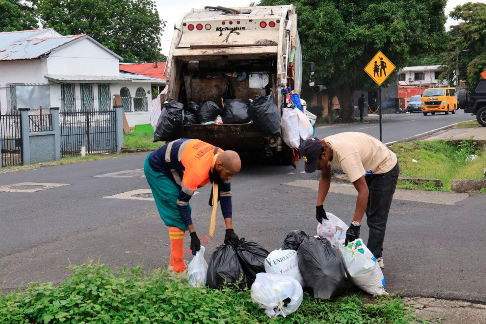 Recolección de desechos en Calle 9.ª, corregimiento de Parque Lefevre.