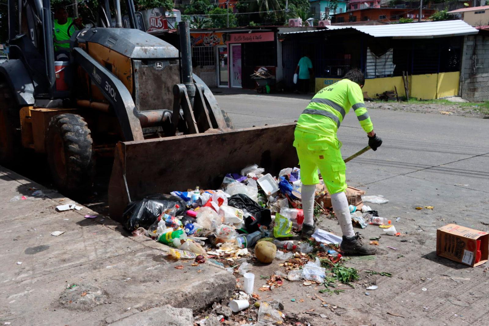 Recolección de desechos en el sector de San Isidro, corregimiento de Omar Torrijos.