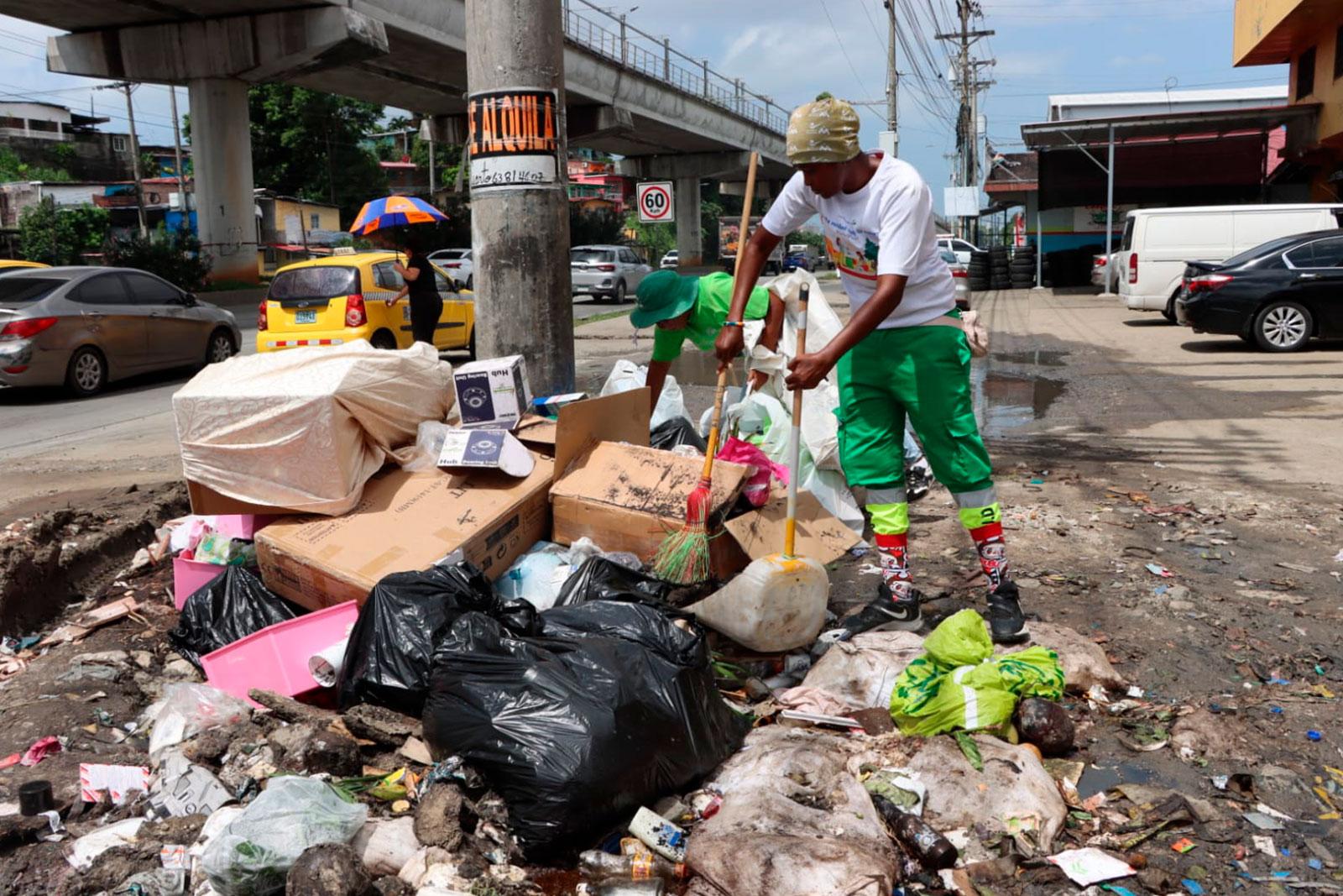 Barrido en la vía Principal Transístmica, distrito de San Miguelito.