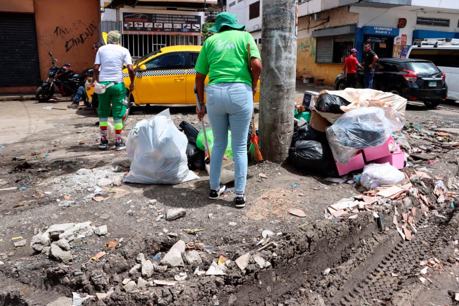 Barrido en la vía Principal Transístmica, distrito de San Miguelito.