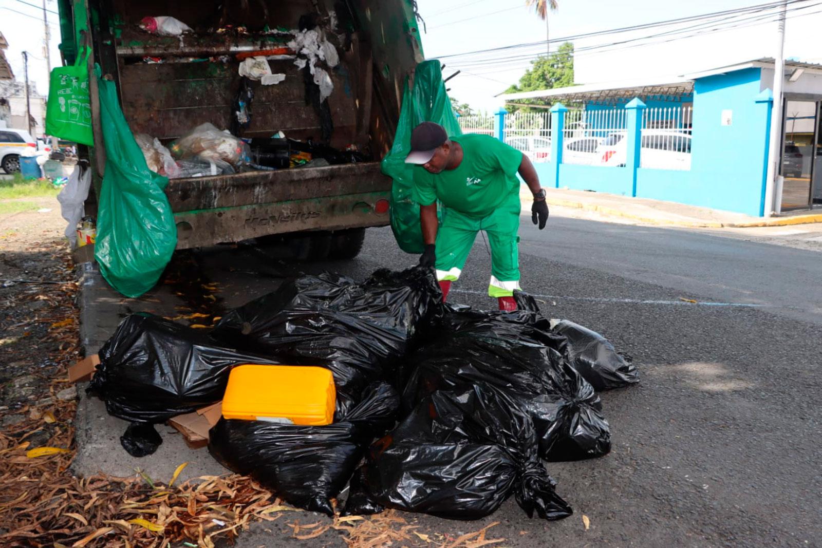 Recolección de desechos en el corregimiento de Parque Lefevre