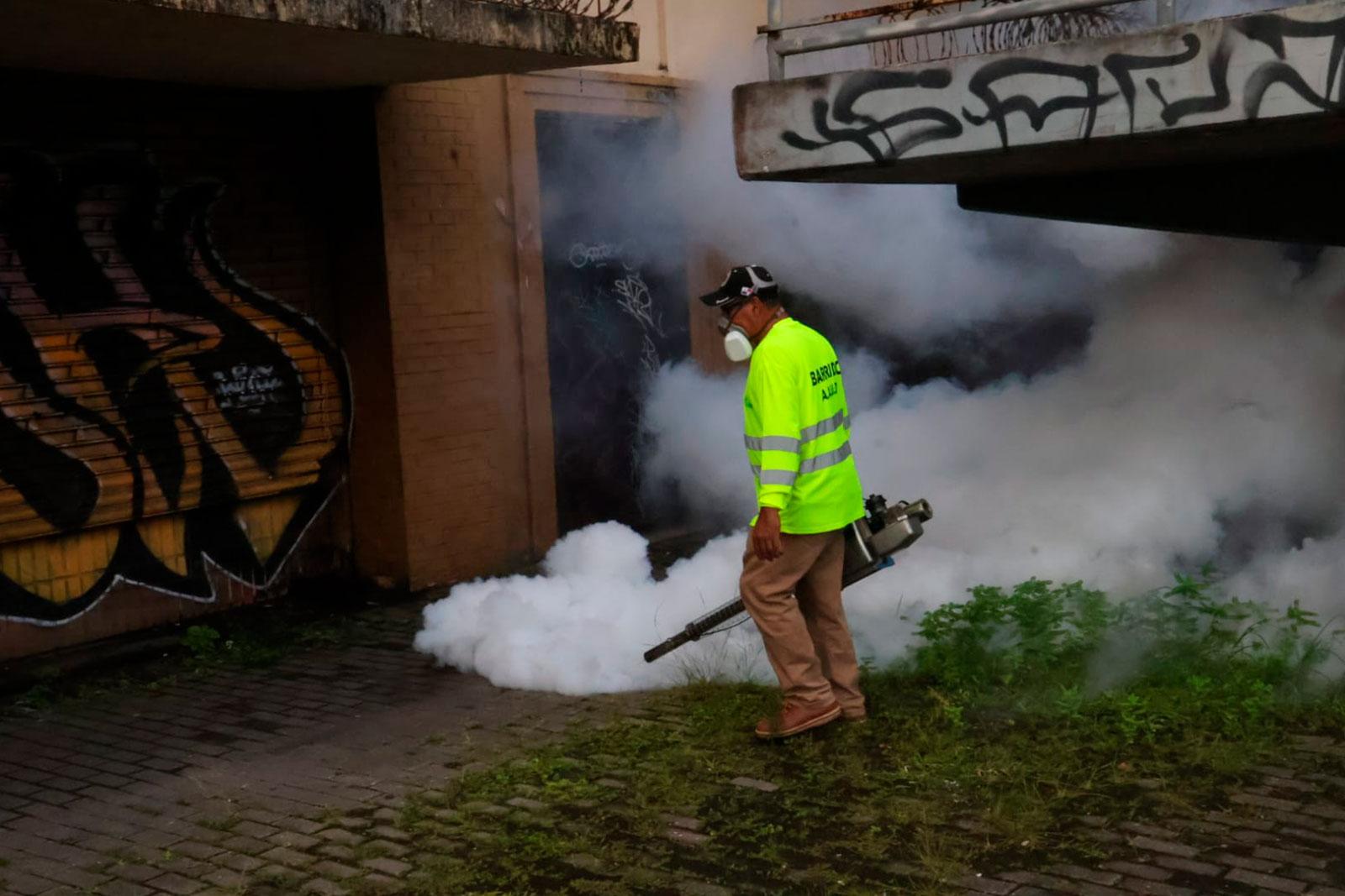 Fumigación en el área del puente peatonal de la Avenida de los Mártires