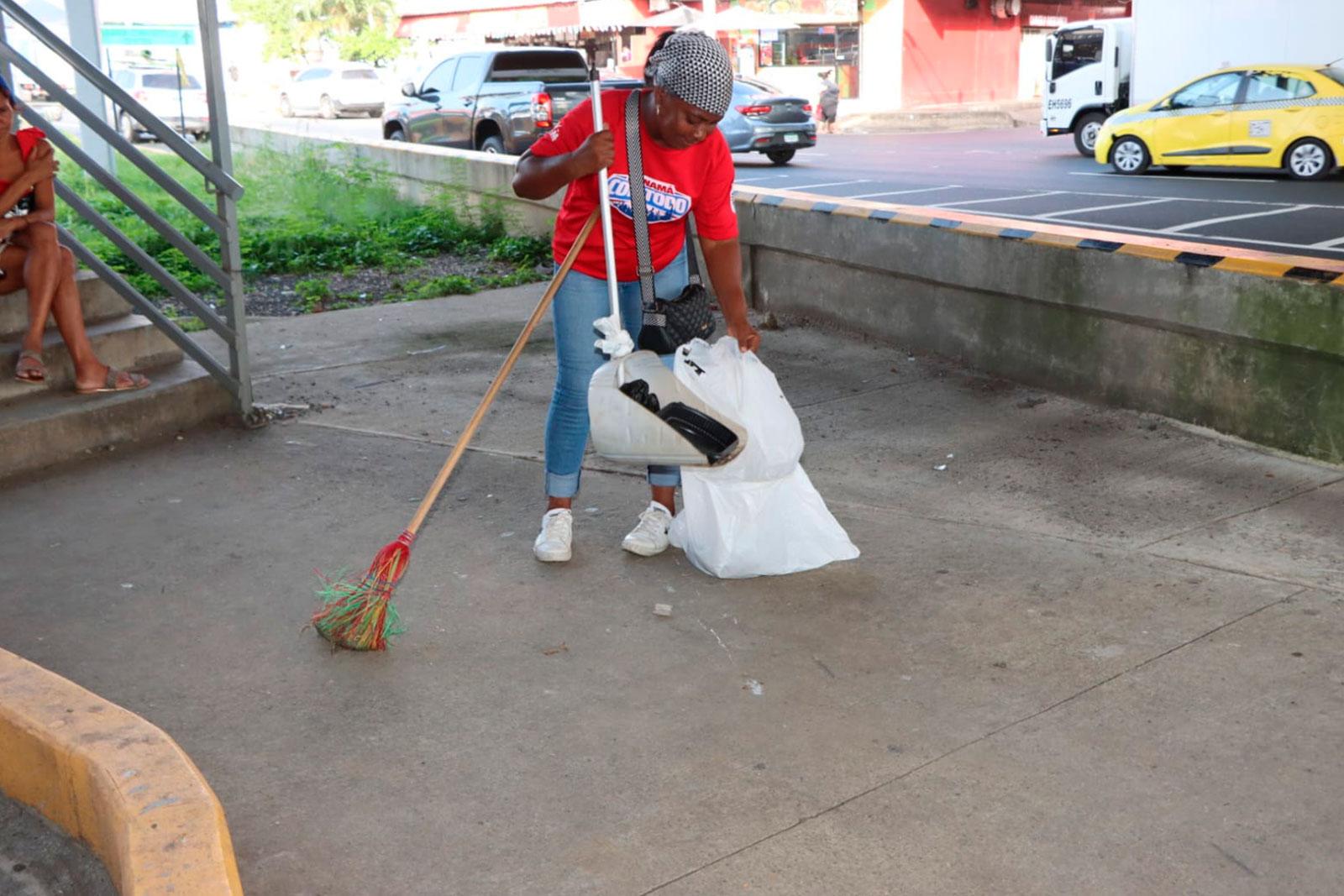 Barrido de desechos debajo del puente del Mercado del Marisco