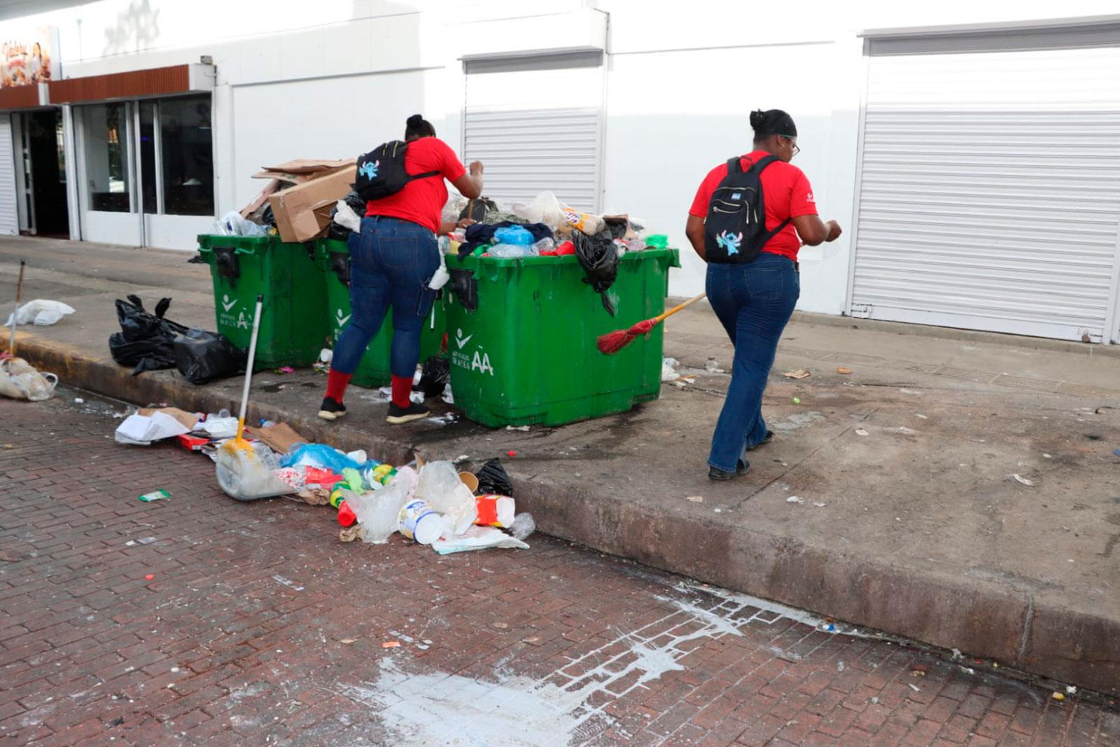 Barrido y recolección de desechos en La Peatonal