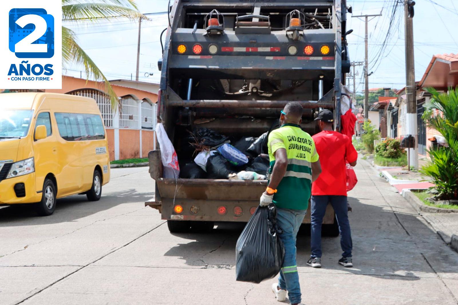 Recolección de desechos en Villa Lucre, corregimiento de José Domingo Espinar, con apoyo de camión compactador.
