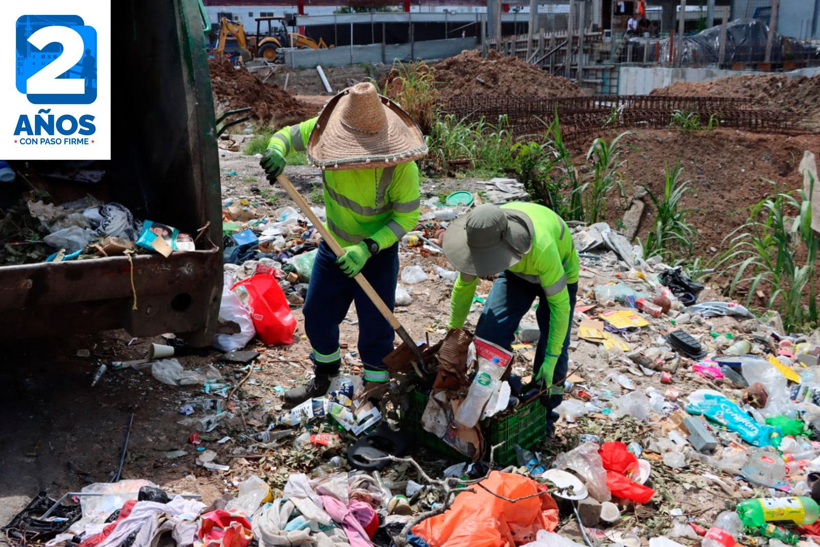 Camión compactador realiza la recolección de desechos en Santa Marta, corregimiento de Belisario Frías.