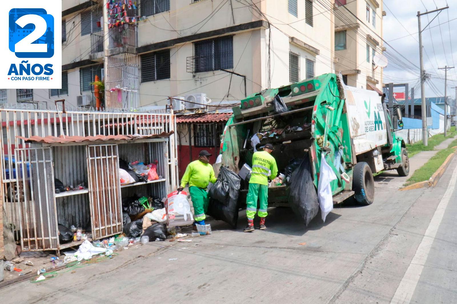Recolección de desechos en Llano Bonito, corregimiento de Juan Díaz, con apoyo de camión compactador.