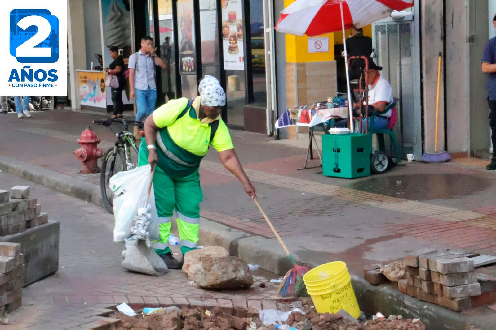 Barrido en la Peatonal, con la labor de las Damas del Barrido.
