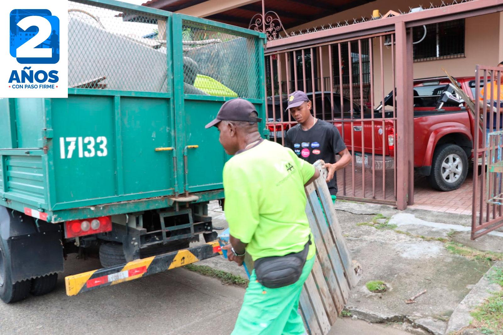 Remoción de muebles y recolección de artículos en desuso en el residencial El Bosque de Victoriano Lorenzo
