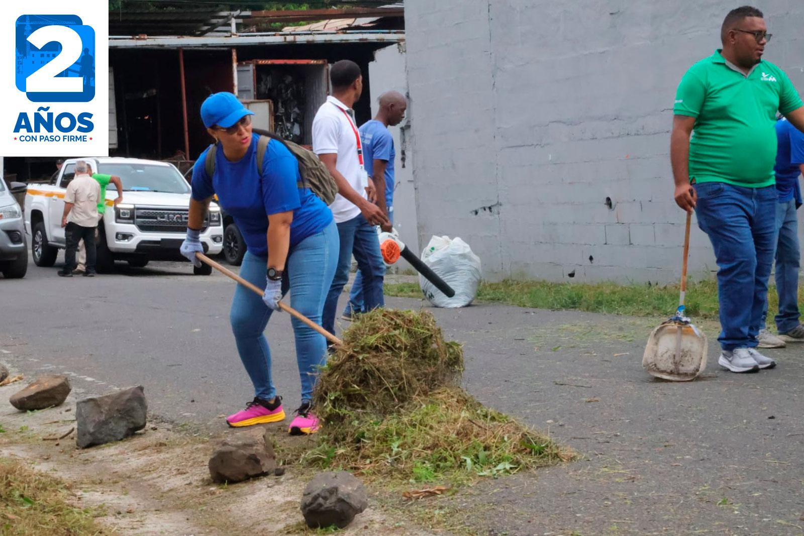 Barrido y recolección de desechos en Vía Fernández de Córdoba, Río Abajo, con la participación de privadas de libertad y apoyo de retroexcavadora, volquete y camión rejilla.