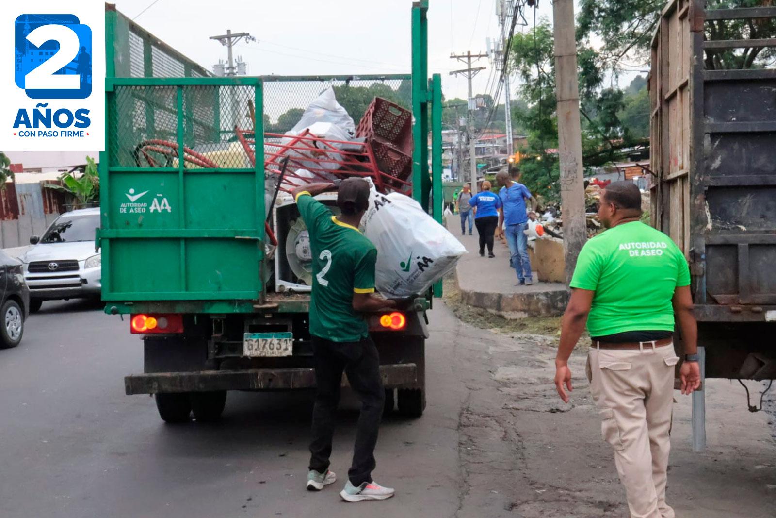 Barrido y recolección de desechos en Vía Fernández de Córdoba, Río Abajo, con la participación de privadas de libertad y apoyo de retroexcavadora, volquete y camión rejilla.