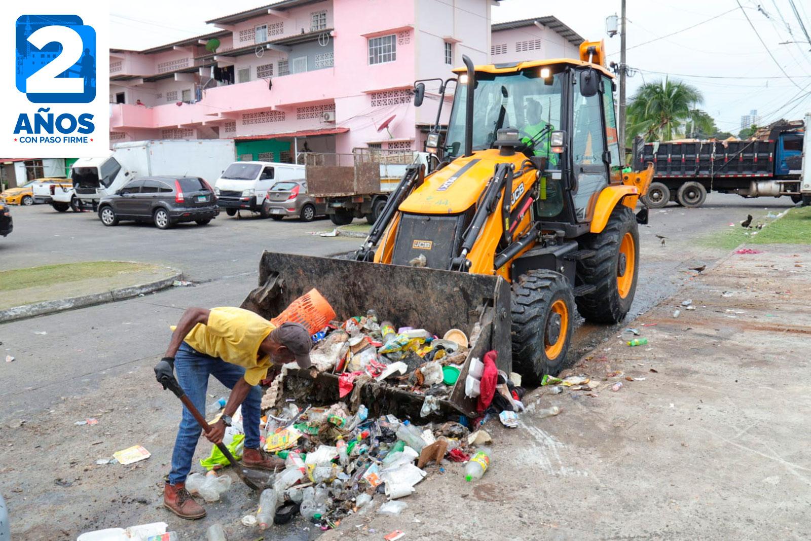 Recolección de desechos en Calle 22, Victoriano Lorenzo, Río Abajo, con apoyo de retroexcavadora y volquete.