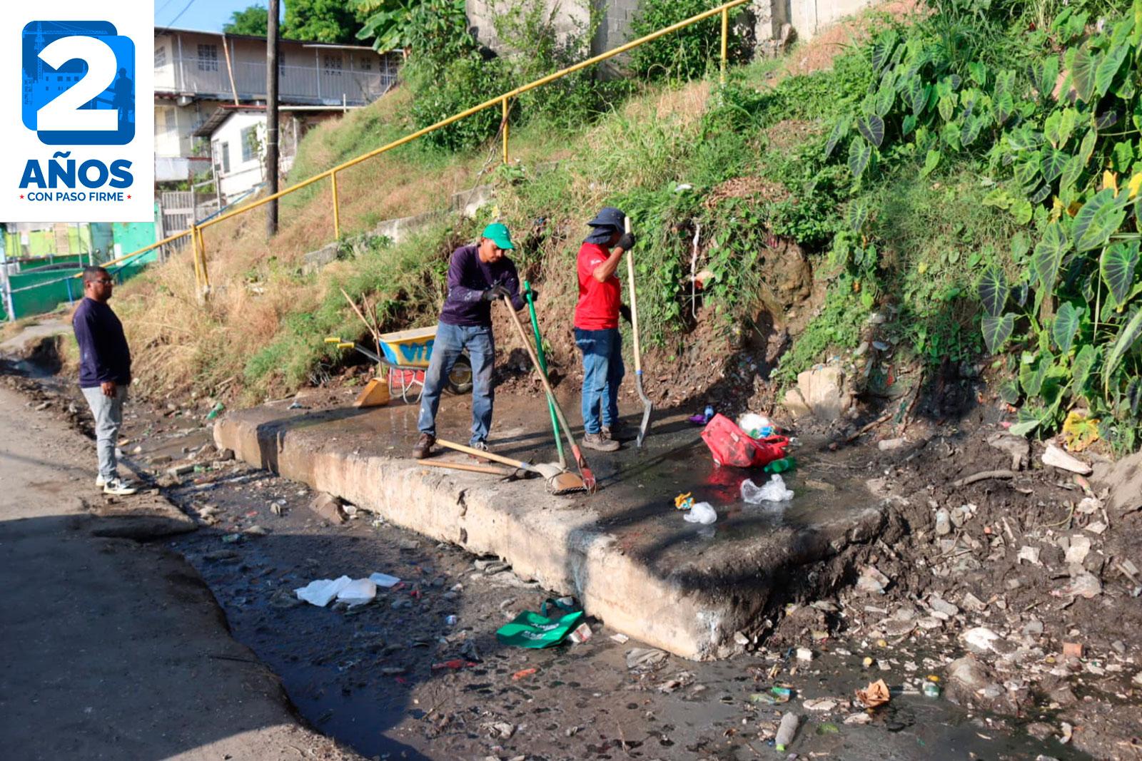 Limpieza de tinaquera y cuneta en Samaria Calle M, corregimiento Belisario Porras