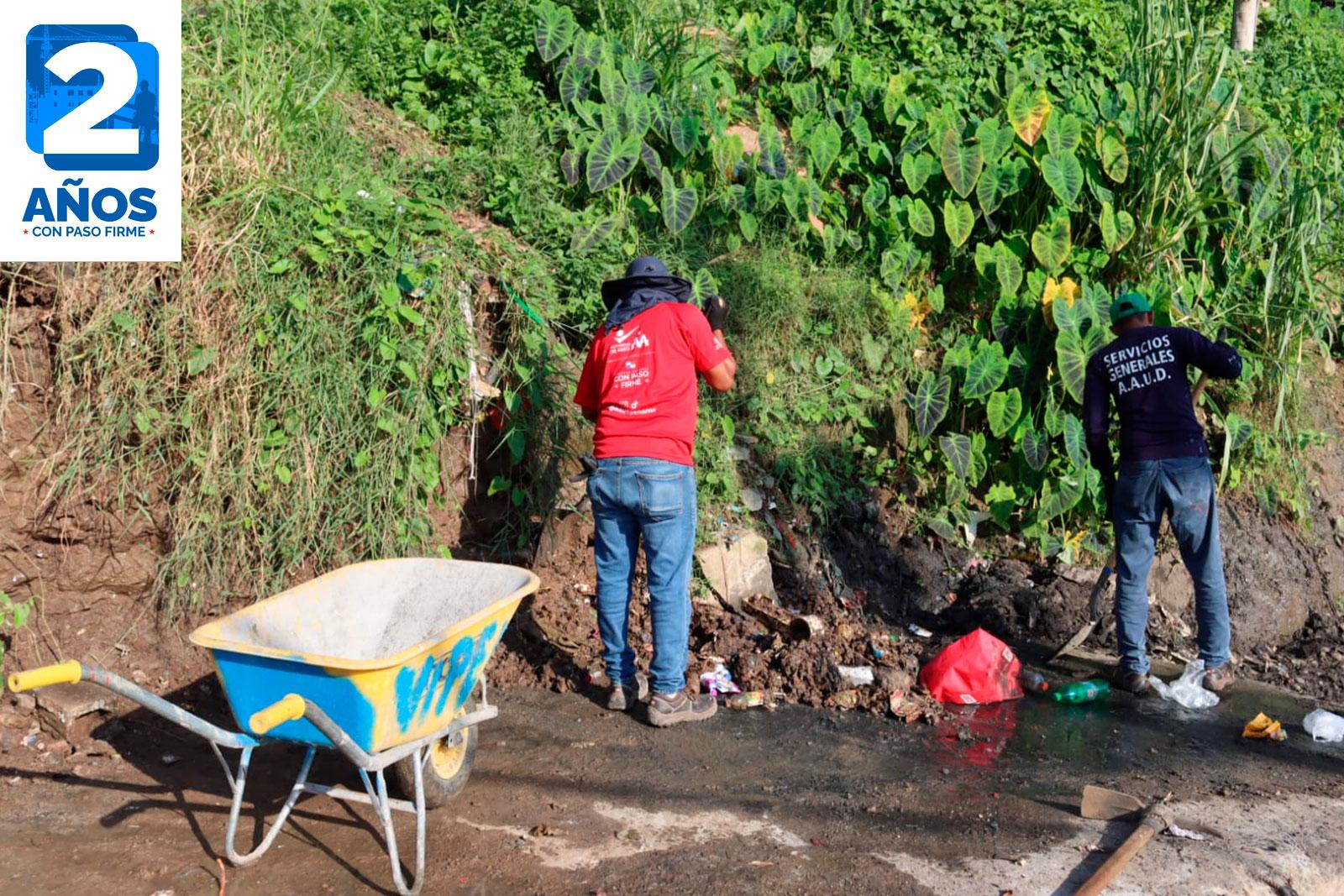 Limpieza de tinaquera y cuneta en Samaria Calle M, corregimiento Belisario Porras