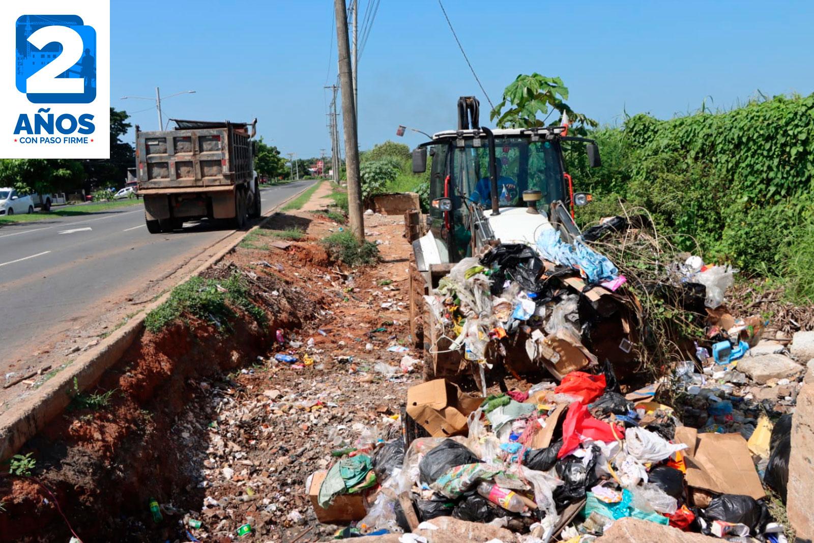 Recolección de residuos en la vía hacia La Siesta, corregimiento de Tocumen