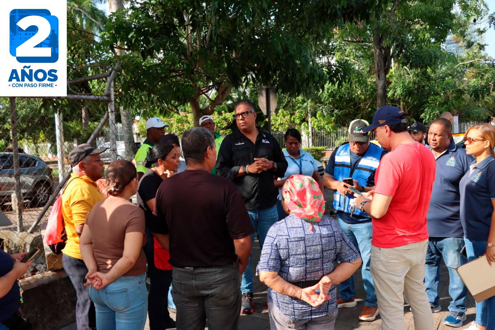 Reunión con arrendatarios de fondas en Santo Tomas apra la coordinación de horario de recoleccion de desechos en el área.