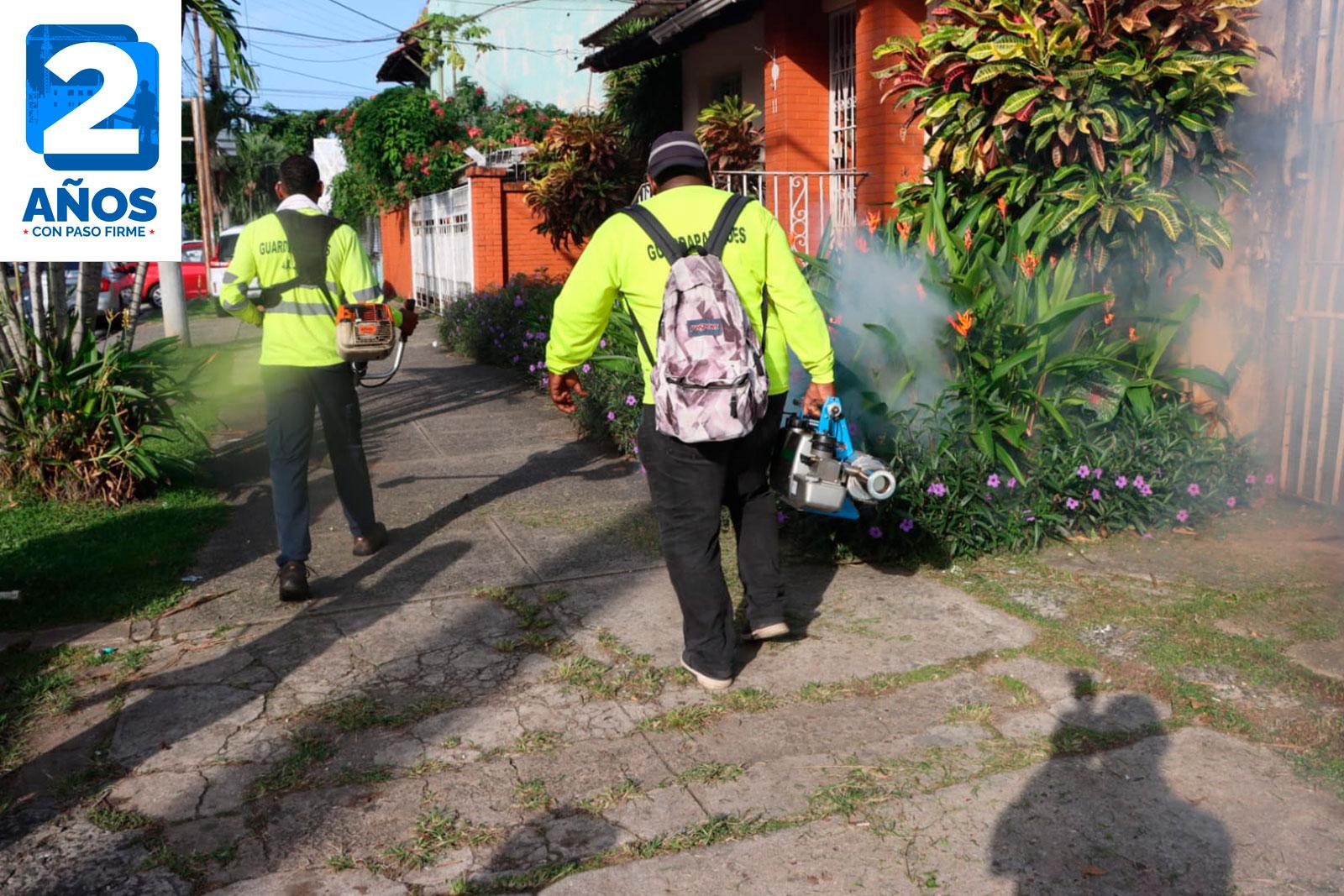 Operativo de fumigación y corte de herbazales en los alrededores del Hospital Santo Tomás y las avenidas México, Cuba y Justo Arosemena. 