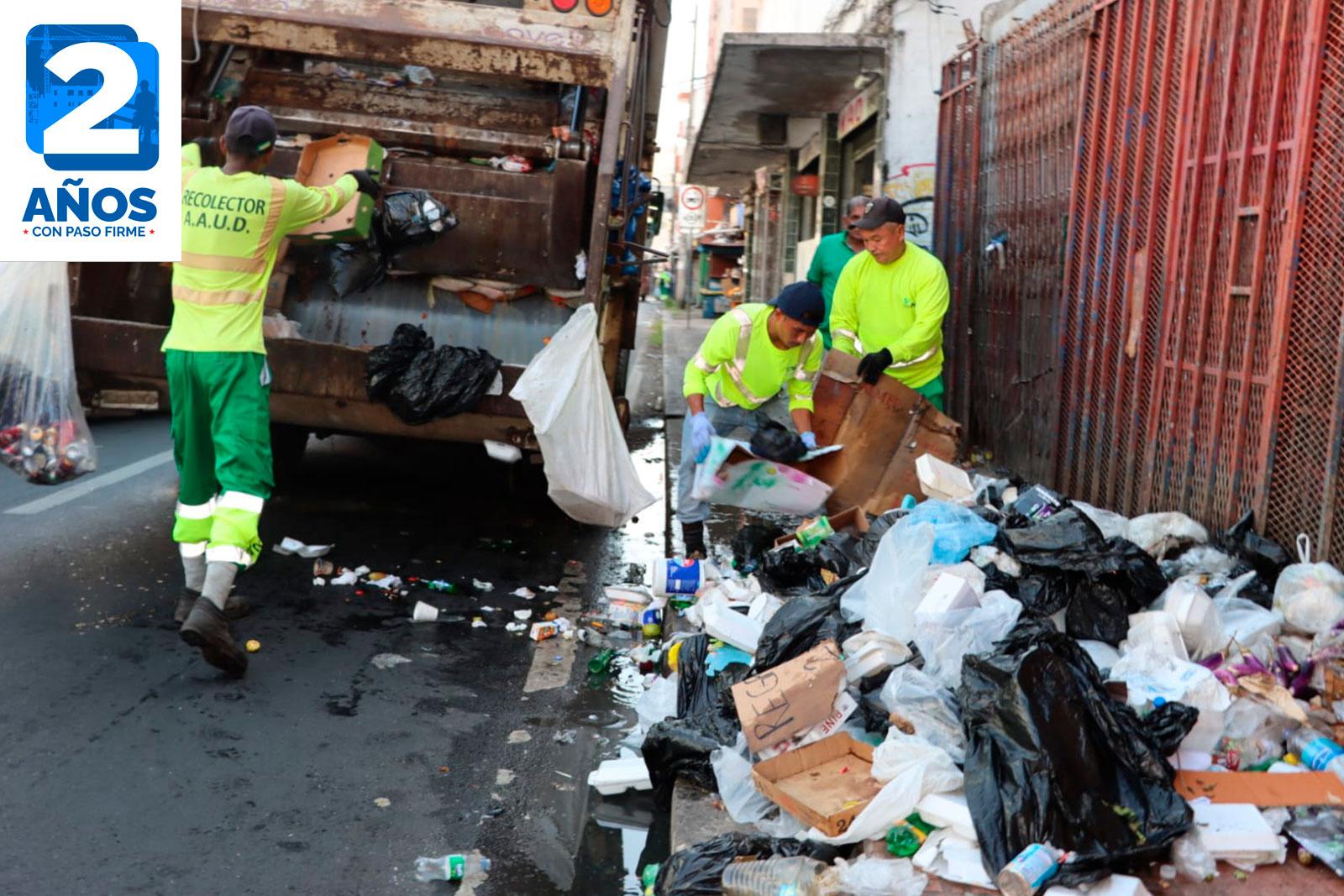Recolección de desechos frente al Mercadito de Calidonia