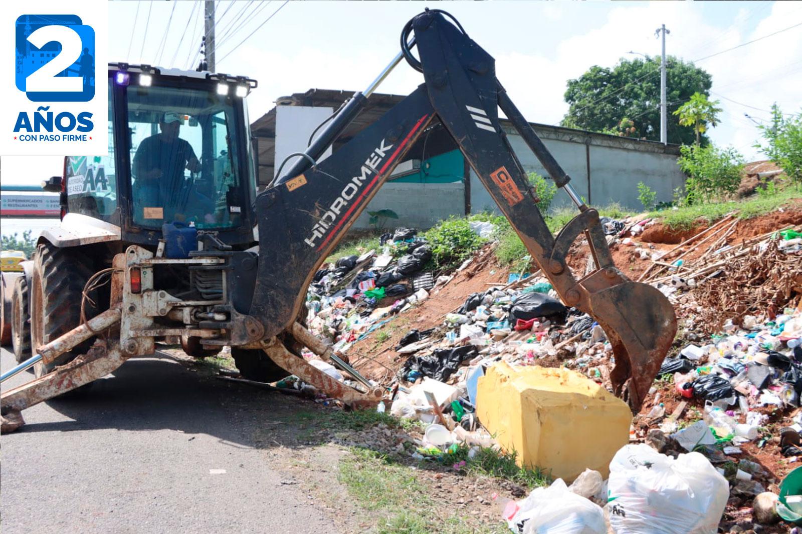 Retroexcavadora realiza recolección en Felipillo, corregimiento de Pacora