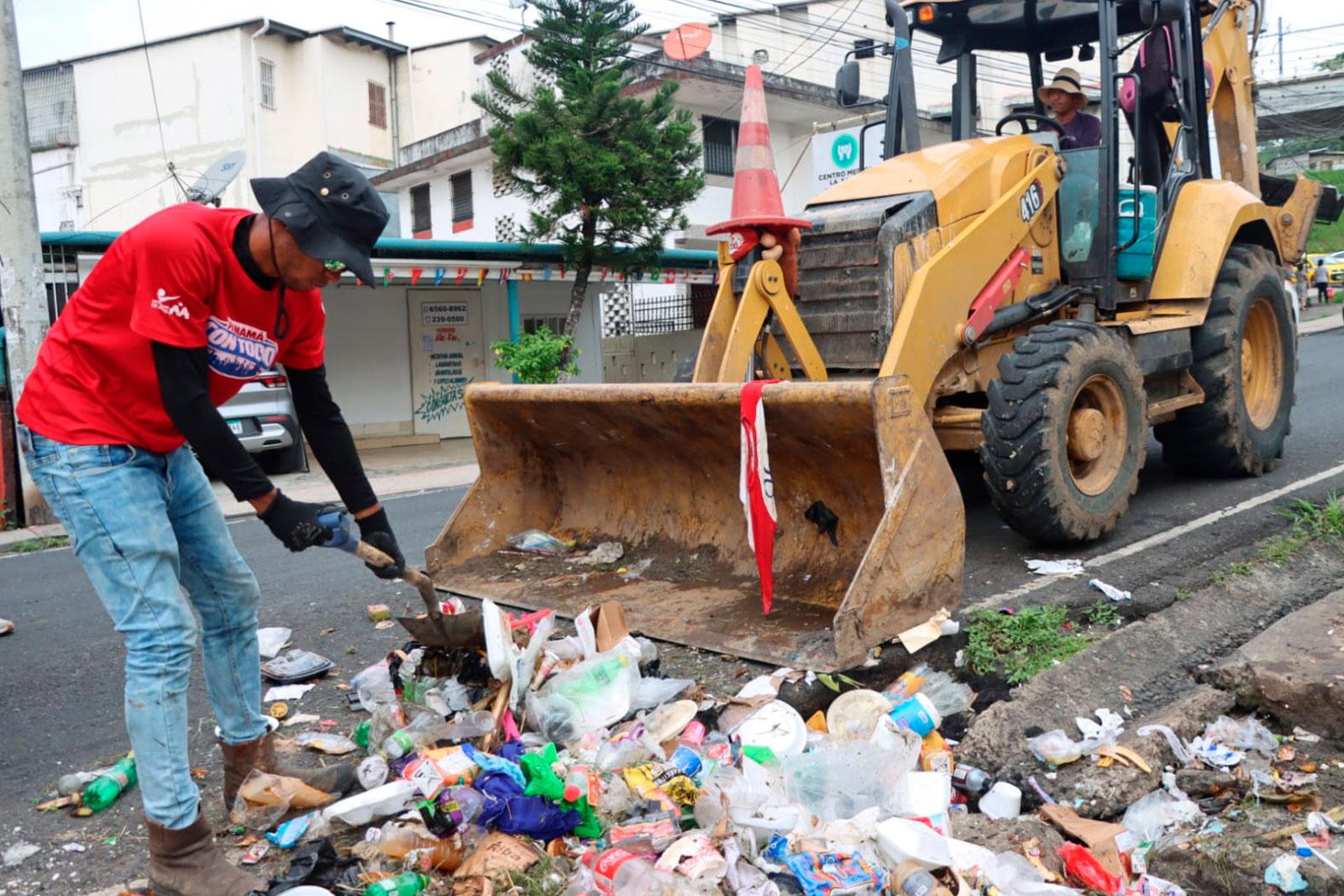 Recolección en  calle 2da en Pan de Azúcar, corregimiento Amelia Denis de Icaza