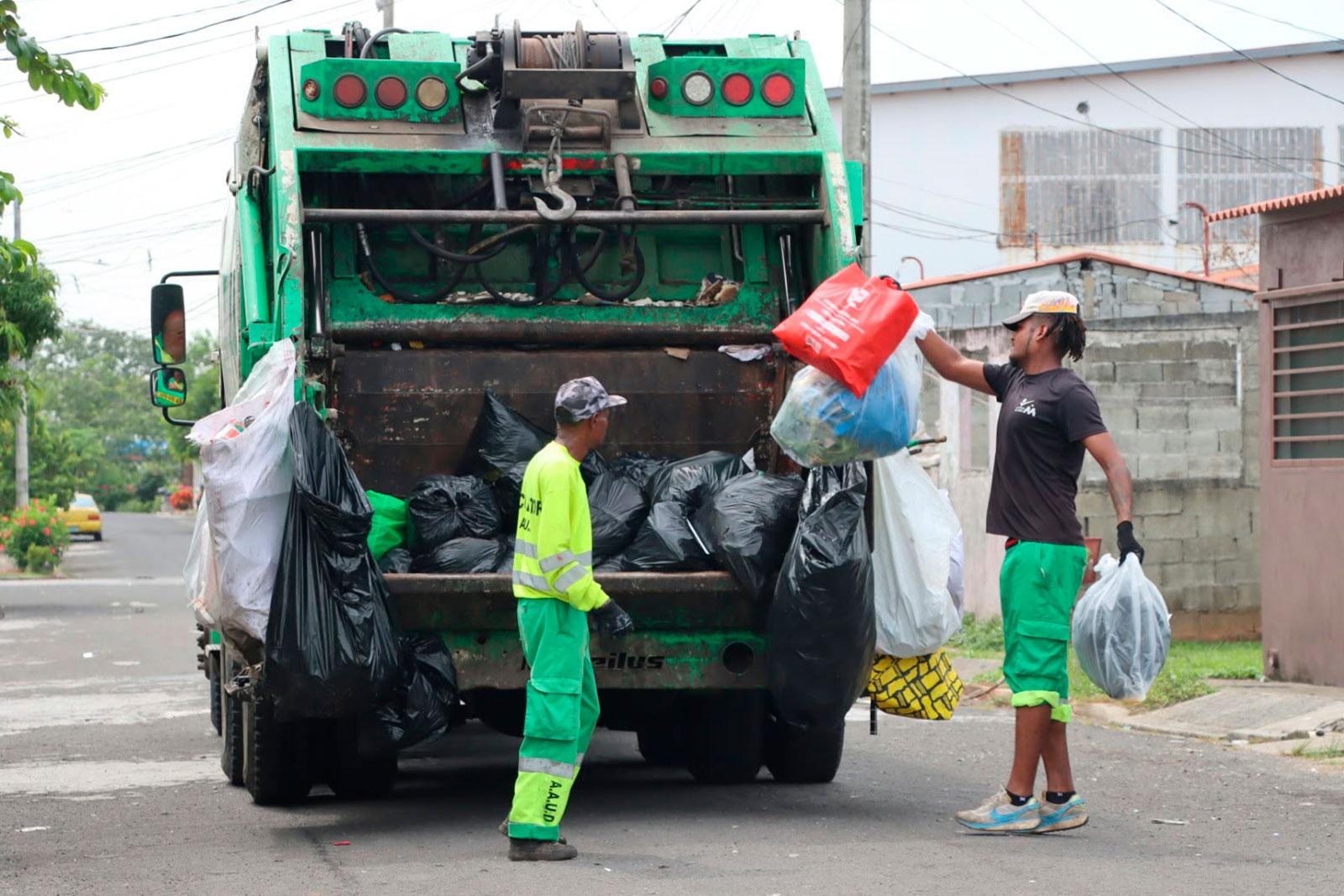 Recolección con camión compatador de residuos en la Calle 2C La Siesta, corregimiento de Tocumen