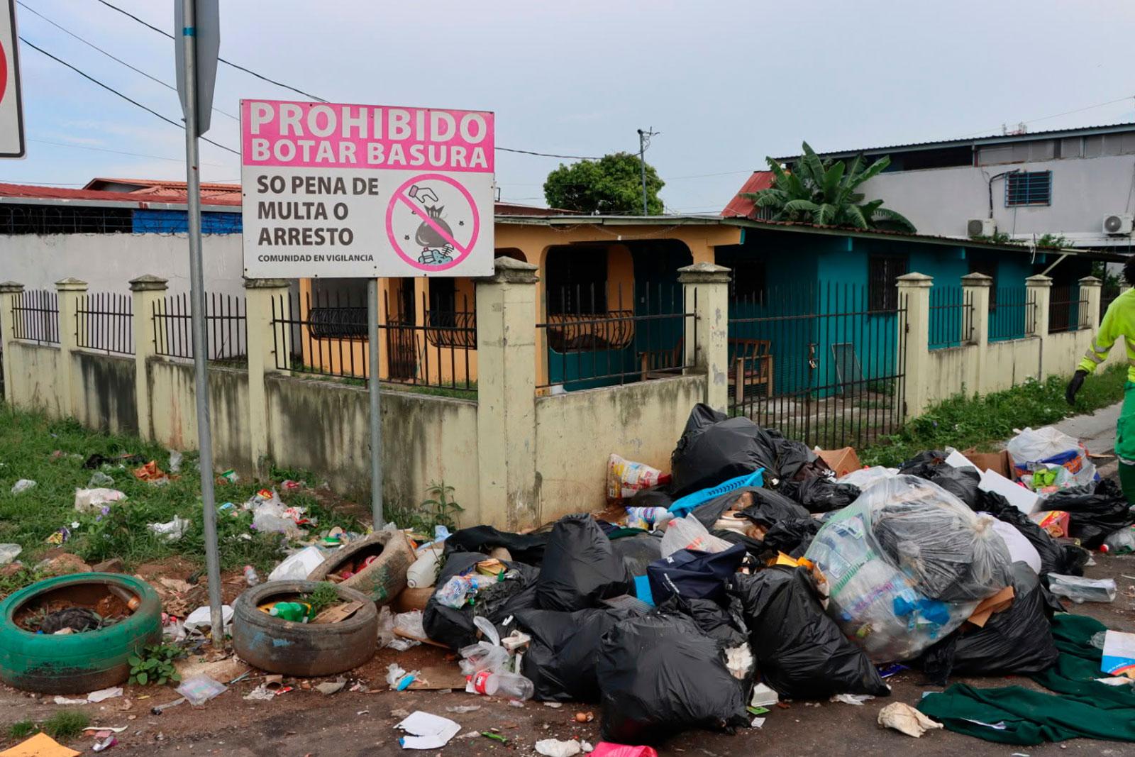 Antes de la recolección de residuos en la Ave José Domingo Espinar 