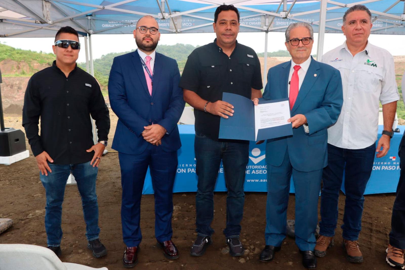Entrega de proceder para la construcción de una tina de vertido en el Relleno Sanitario d