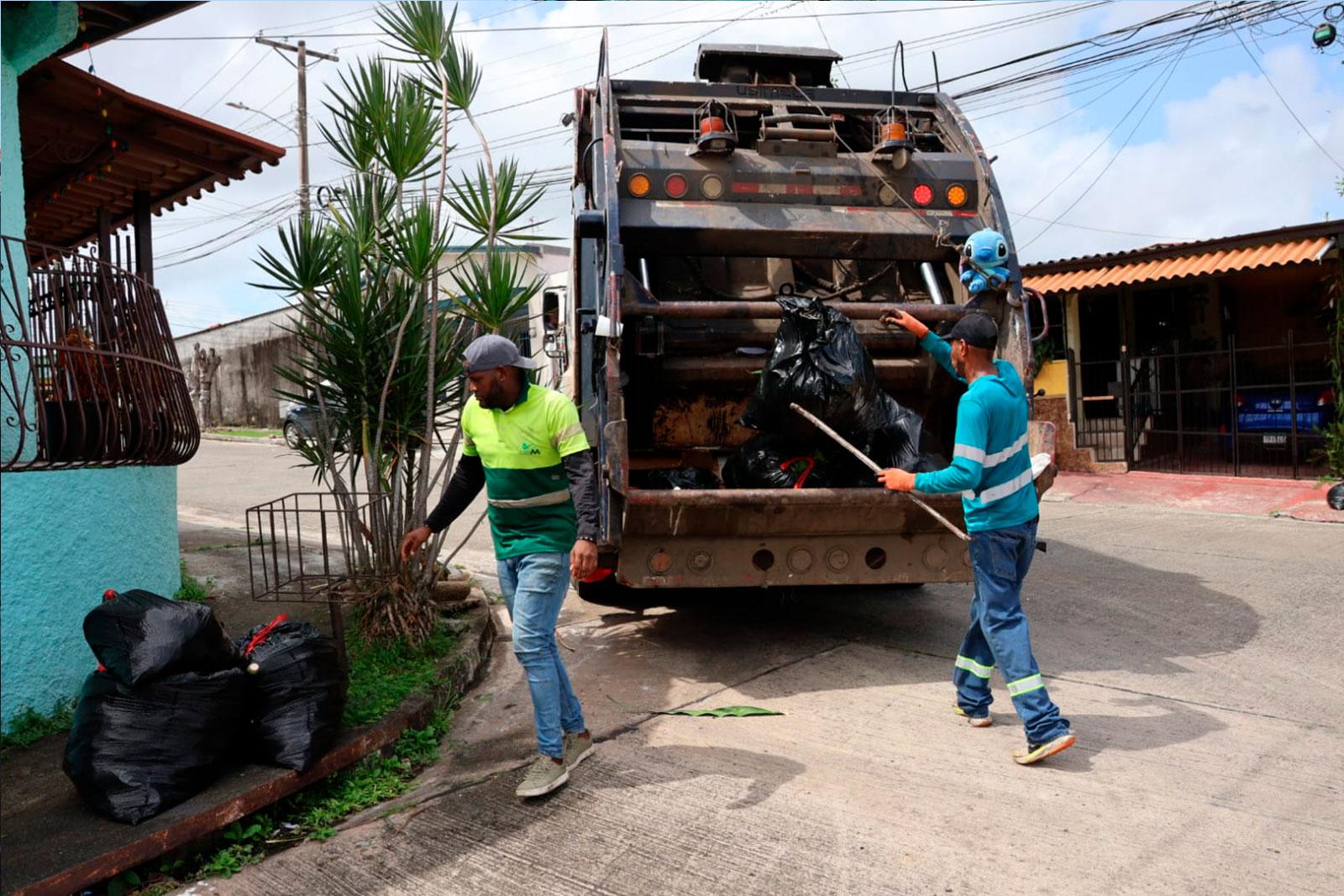 Recolección con compactador en Villa Lucre calle 23, corregimiento José Domingo Espinar