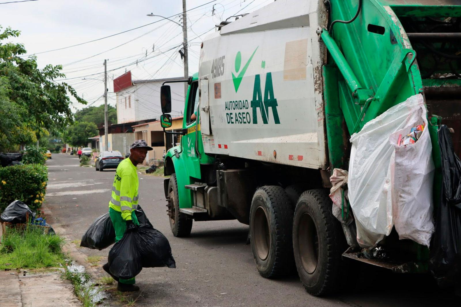 Recolección con camión compatador de residuos en la Calle 2C La Siesta, corregimiento de Tocumen