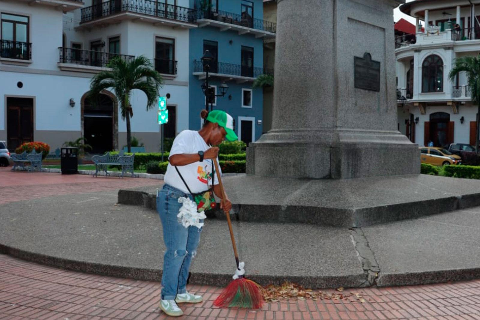 Barrido en la Plaza Herrera en San Felipe