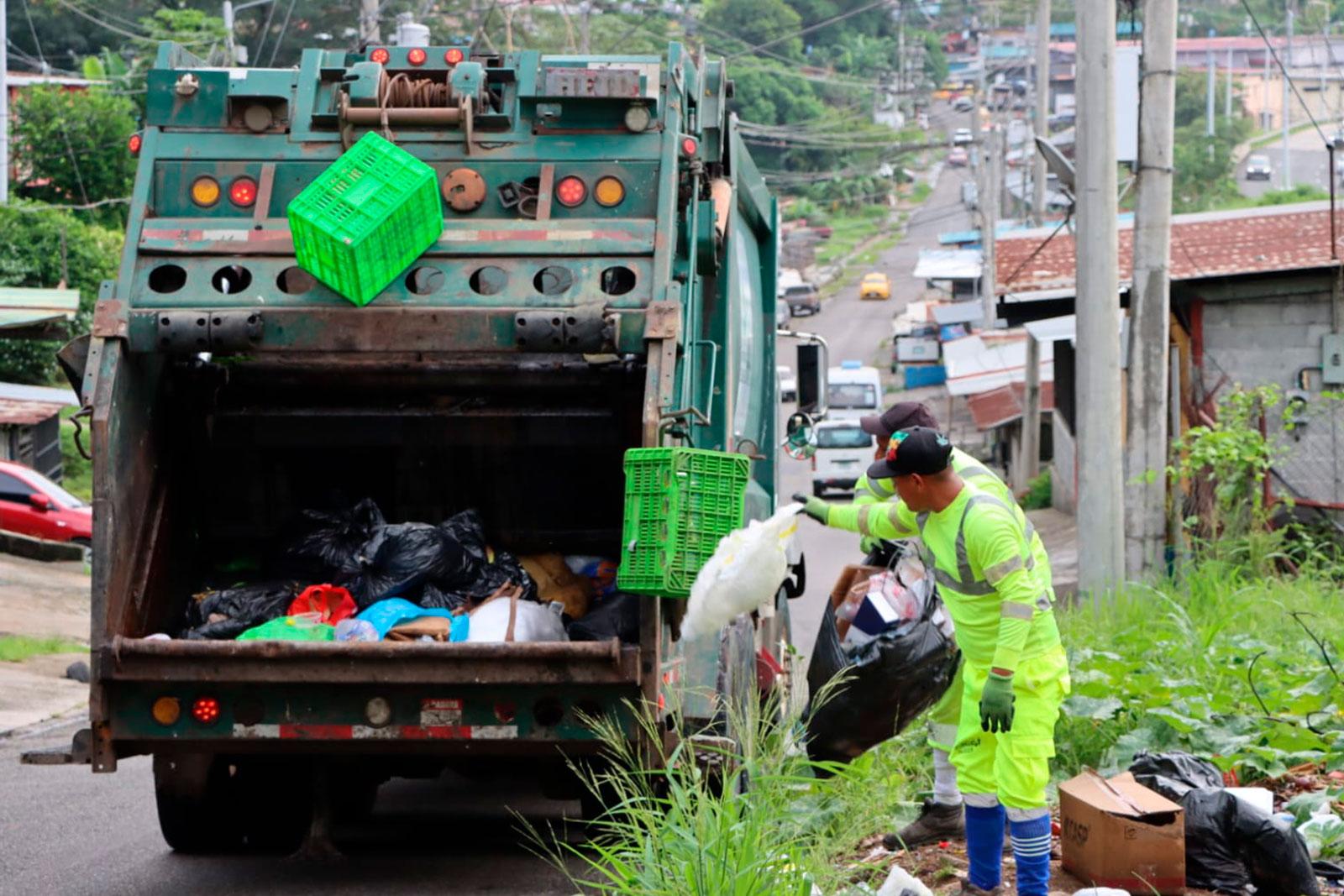 Camión compactador realiza recolección de desechos en Calle La Fula en Tinajitas, corregimiento de Omar Torrijos