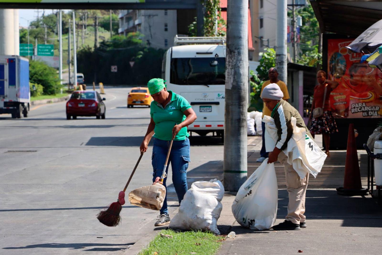 Barrido en la Vía Roosevelt a la altura de Ojo de Agua, corregimiento Belisario Porras