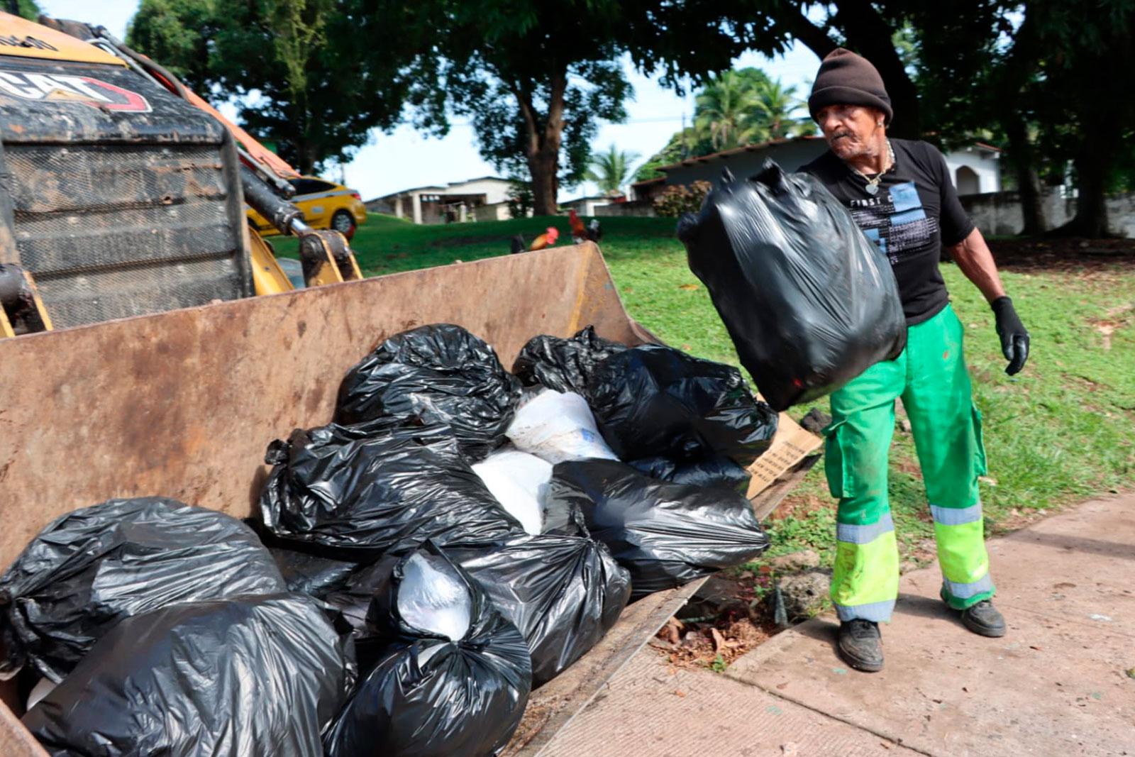 Recolección con retroexcavadora en el corregimiento de Mañanitas
