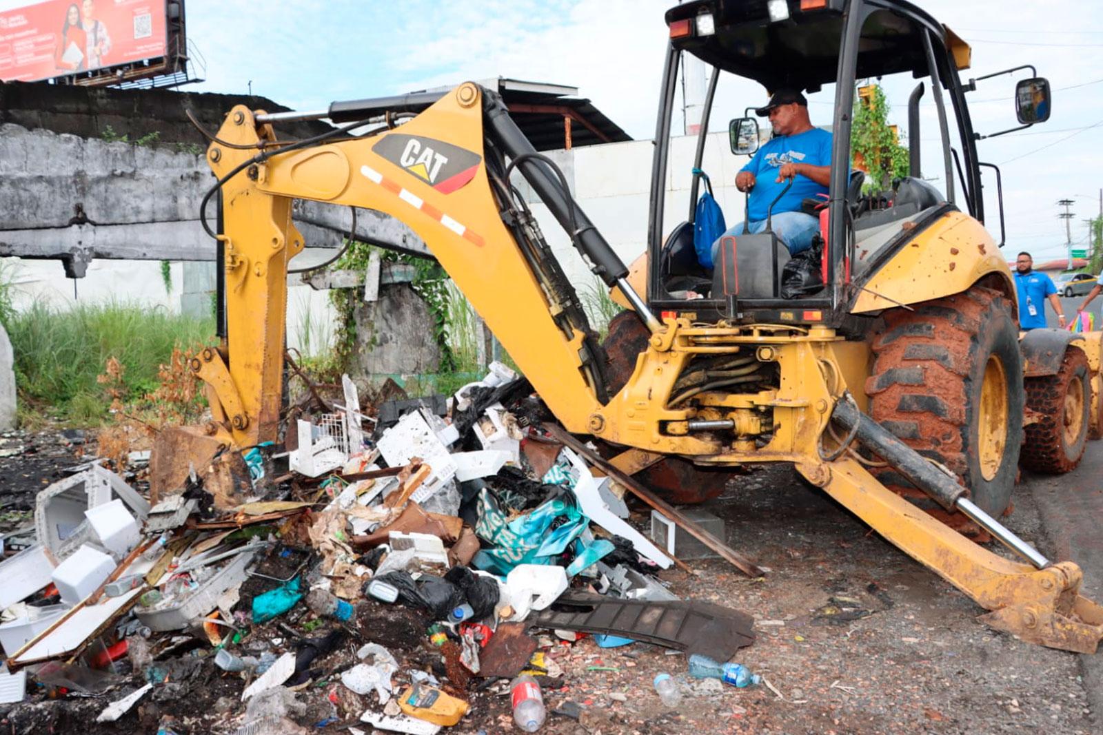 Limpieza con retroexcavadora en el corregimiento de Pedregal