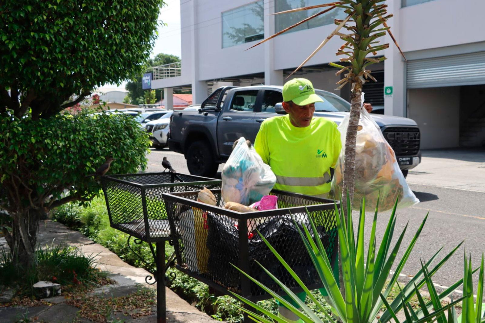 Recolección de desechos en la calle Matías Hernández, corregimiento de Río Abajo