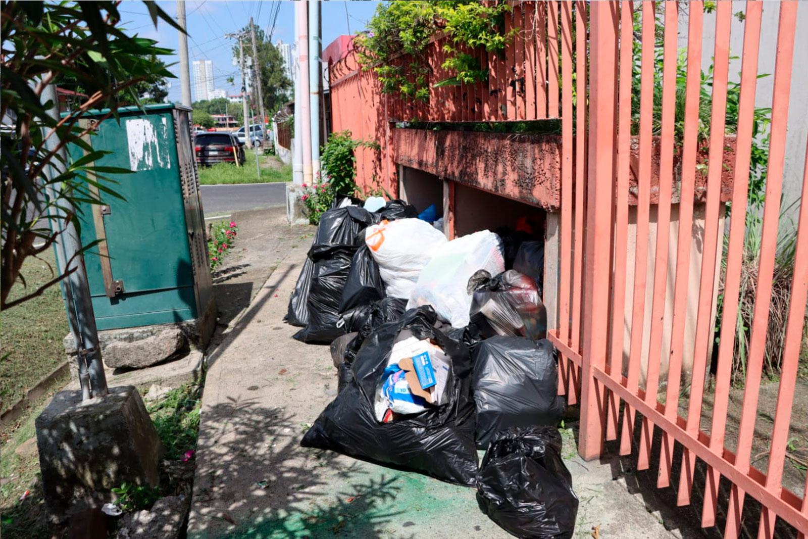 Recolección de desechos en tinaquera en el corregimiento de Río Abajo