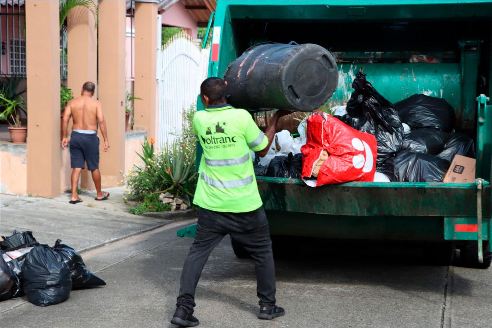 Camión compactador en recolección de desechos y enseres en Brisas del Golf, corregimiento Rufina Alfaro
