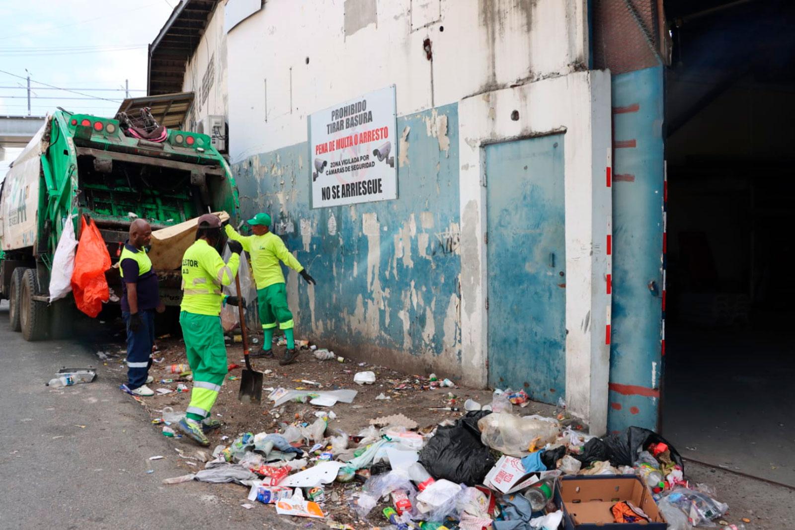 Recolección de desechos en el sector 1, corregimiento 24 de Diciembre