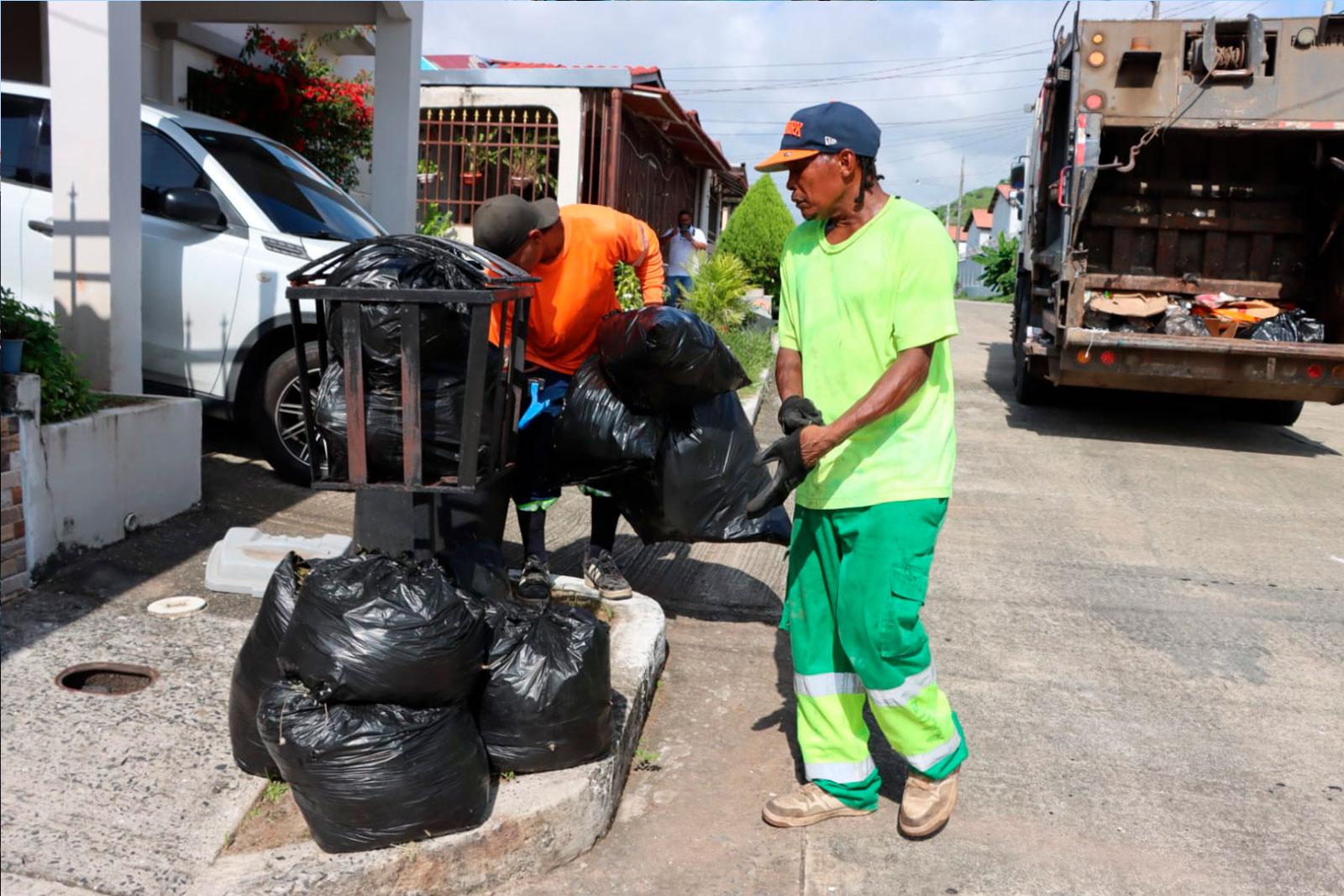 Camión compactador en recolección en El Crisol, corregimiento José Domingo Espinar