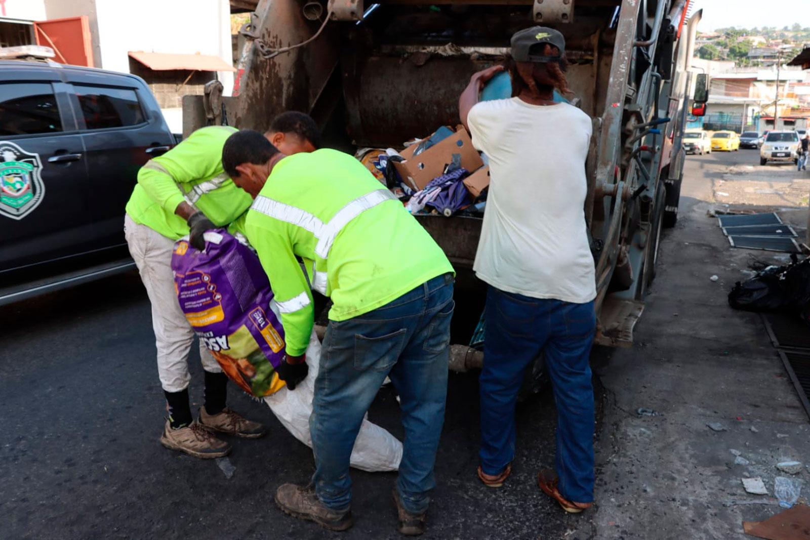 Camión compactador en recolección de desechos en Viejo Veranillo corregimiento de Belisario Porras