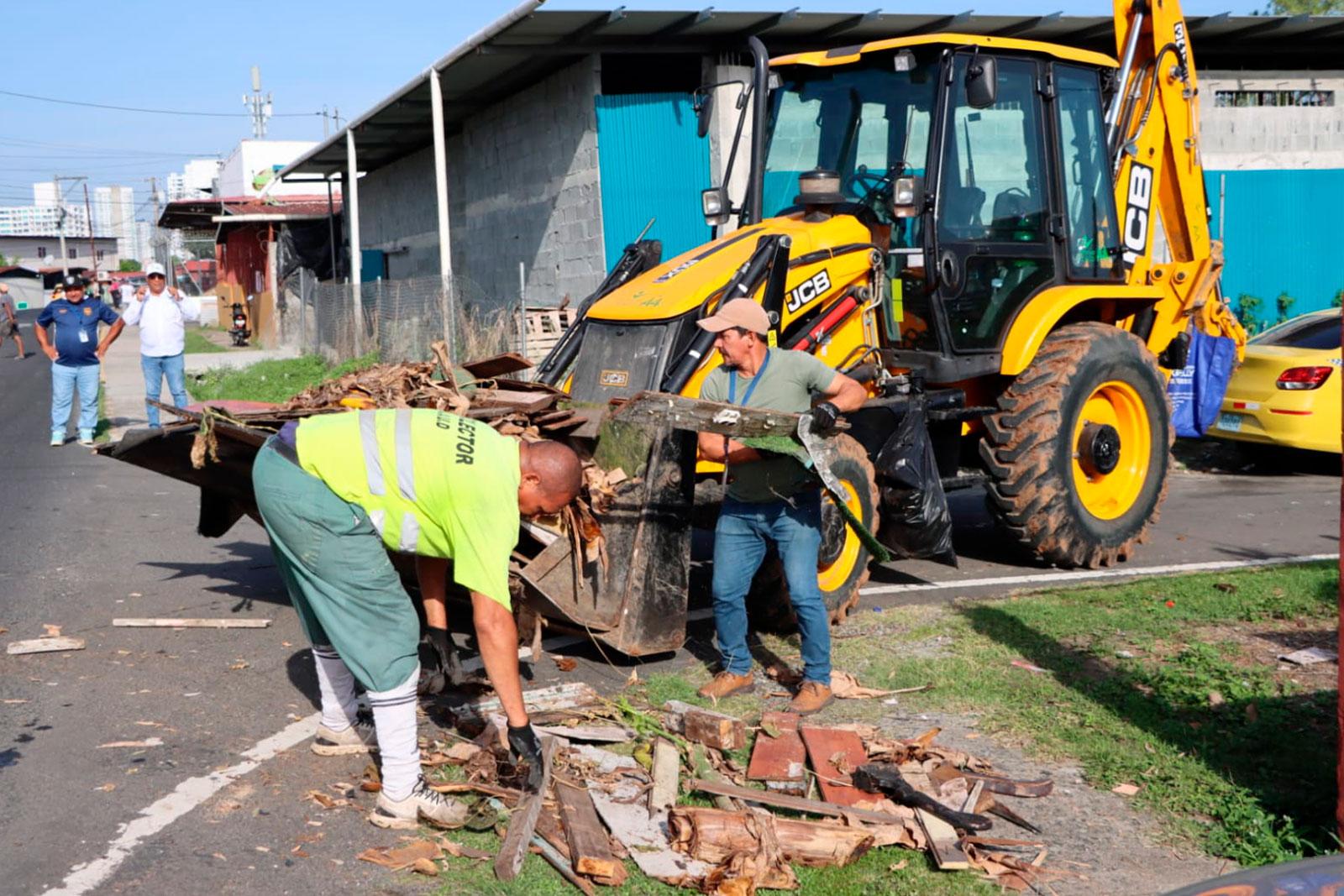 Recolección con retroexcavadora en Calle 5ta, 6ta y 7ma en Panamá Viejo
